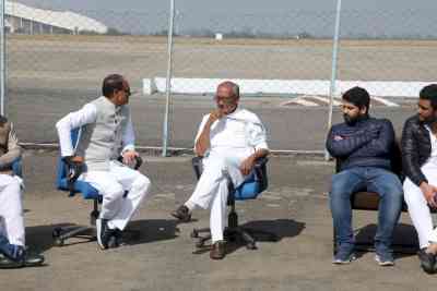 MP leaders reach Bhopal airport to receive Sharad Yadav's mortal remains