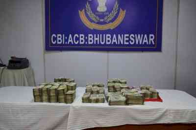 CBI recovers Rs 1.57 cr cash, 17 kg gold from ex-Railway official (Lead)