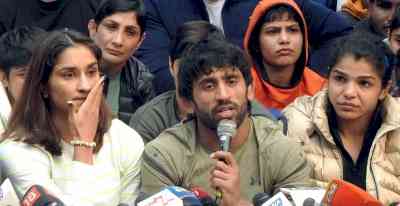 Women wrestlers to file FIR against Brij Bhushan if govt doesn't take action: Vinesh Phogat (Ld)