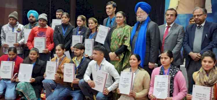 Hardeep Puri hands over appointment letters to new appointees in Rozgar Mela