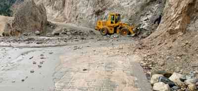 Shooting stones block Jammu Srinagar National Highway again