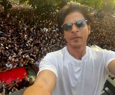 SRK gives hilarious reply to fan waiting outside Mannat to catch a glimpse of superstar