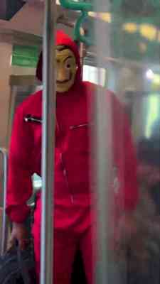 'Manjulika', 'Money Heist' robber on Metro take everyone by surprise