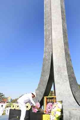 KCR unfurls Tricolour at Pragati Bhavan, pays tributes to martyrs