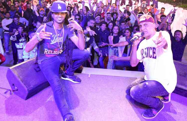 Fans relive 90s nostalgia at UK-Indian singer Apache Indian’s powerful live performance in Mumbai’s R CITY Mall