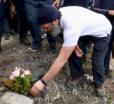 Rahul Gandhi pays floral tribute to martyrs of Pulwama terror attack