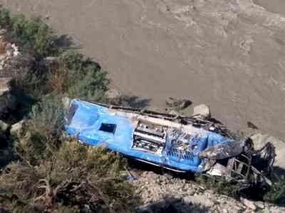 44 killed as bus falls into ravine in Pakistan (Ld)