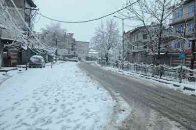 Heavy snowfall cuts off Kashmir from rest of country
