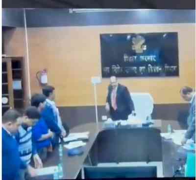 Liquor prohibition commissioner abuses IAS officers and people of Bihar