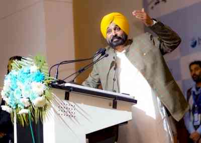 Punjab CM flags off first batch of principals to Singapore for training