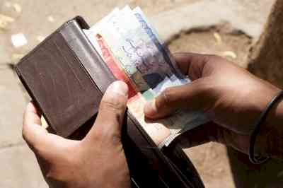Pakistani rupee continues speedy crash against USD, suffers another big fall