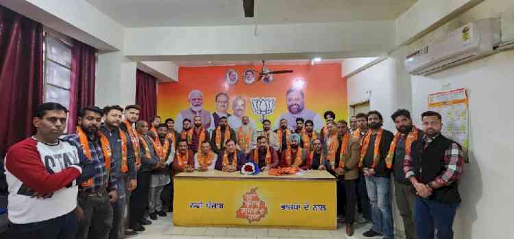 Arun Kumra and Anil Sondhi joined BJP along with their colleagues