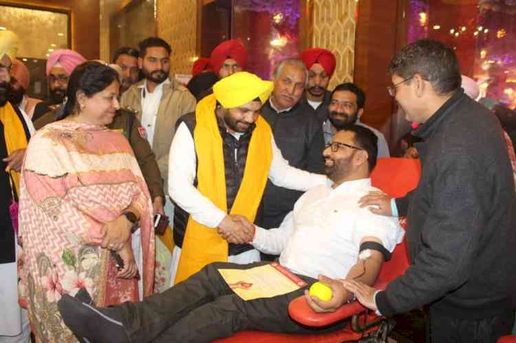 Punjab PWD Minister inaugurates blood donation camp; Urges people to serve humanity in a healthy way by donating blood