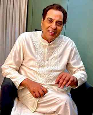 Netizen says Dharmendra is behaving like a 'struggling actor', star responds