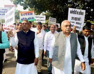 Congress MLAs in Hry marches to Assembly over old pension scheme