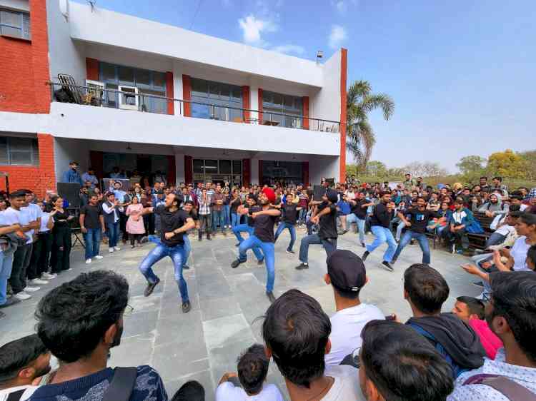 UIET students perform FLASH MOBs at different colleges of Chandigarh for promoting its Annual Fest, GOONJ