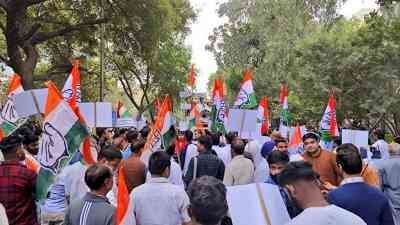 Cong stages protest against AAP, seeks Kejriwal's resignation