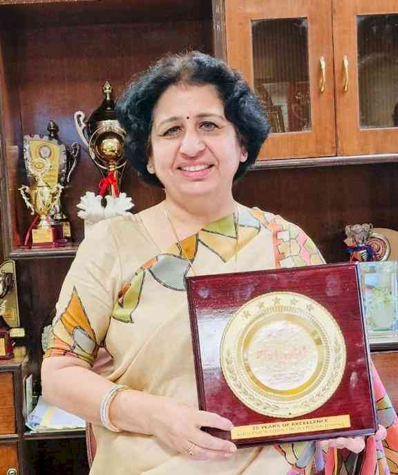 Principal GHSC-10 felicitated with ‘Woman of Substance Award’ 