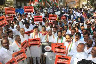 Congress leaders try to lay siege to K'taka CM's residence, detained
