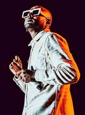 Benny Dayal gets hit by a drone during concert in Chennai, bruises fingers