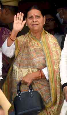 CBI raids Rabri Devi's residence in Patna in land for job scam