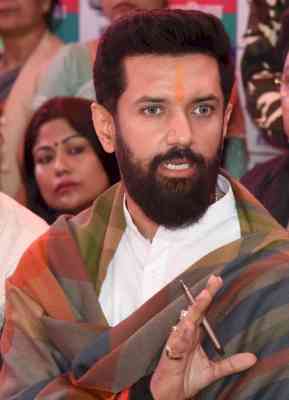 Chirag Paswan meets TN Guv; seeks probe into alleged attacks on migrants