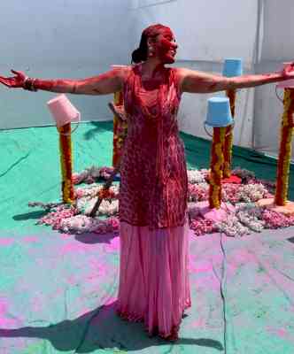 Kamya Panjabi takes a day off, celebrates Holi with her family