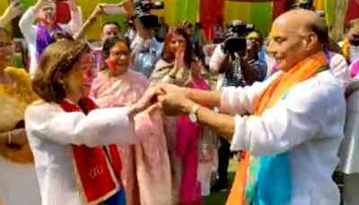 US Secretary of commerce, Ministers attend Holi celebrations at Rajnath's residence