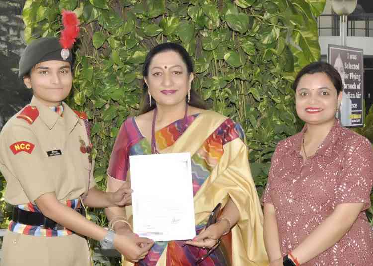 KMV’s NCC Cadet Under Officer Shruti Karwal honoured with DG NCC Commendation Card and Badge