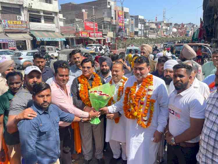 MLAs Prashar and Bagga inaugurate the work to establish public toilets in Field Ganj