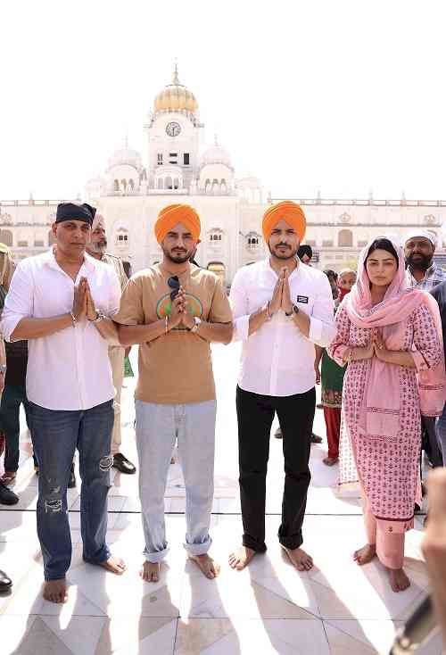 Cast of upcoming film `Chal Jindiye’ arrived at Darbar Sahib to seek blessings 