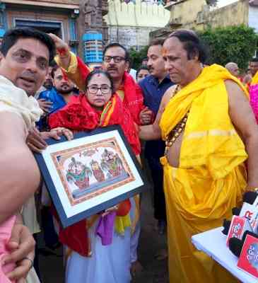Mamata visits Jagannath temple, terms scheduled meeting with Patnaik courtesy call