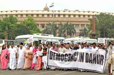 40 MPs detained by police at Vijay Chowk released