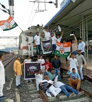 Youth Congress leader arrested for stopping train at Bhopal rly stn
