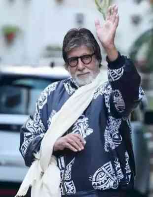 Big B does namaste to fans in 'homemade sling' outside his home