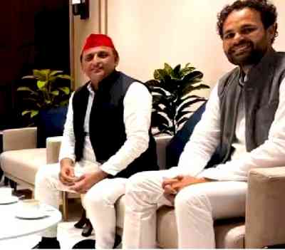 Akhilesh meets BSP MP, triggers speculation