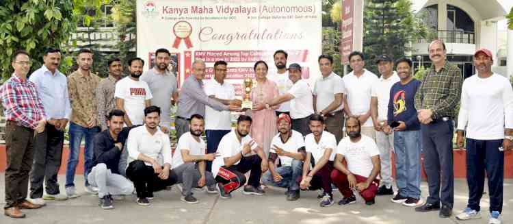 KMV’s Teaching and Non-teaching staff members enthusiastically participate in the friendly staff cricket match