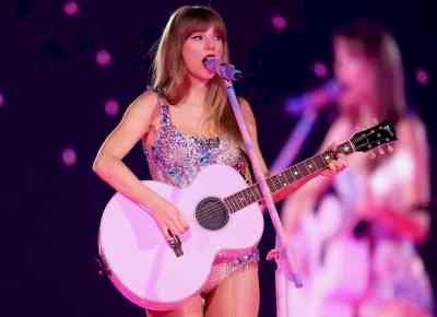Taylor Swift makes little girl's day, signs letter from her during concert