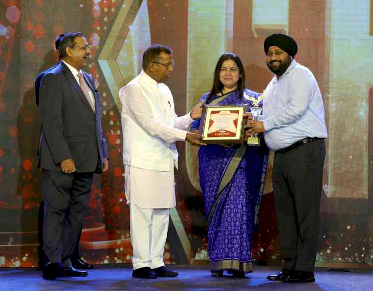 Ivy doctor gets achiever award from Meenakshi Lekhi