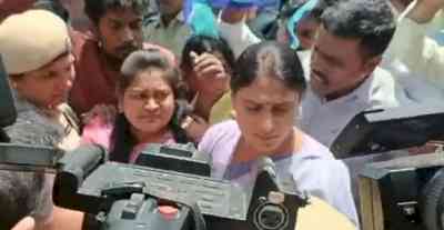 Sharmila detained during protest at TSPSC office in Hyderabad