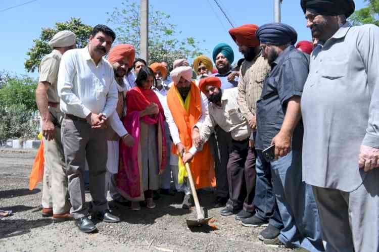MLA Sidhu, MC Chief inspect ongoing works to establish leisure valley and waterfront project (phase 2) alongside Sidhwan canal