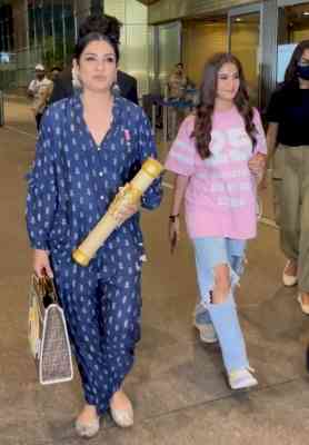 Raveena Tandon gets angry as fan pushes her daughter