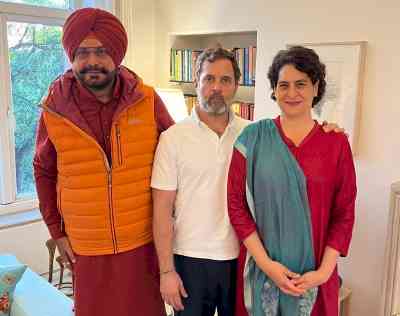 Rahul mentor, Priyanka guide, says Sidhu