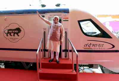 PM Modi flags of Chennai-Coimbatore Vande Bharat train