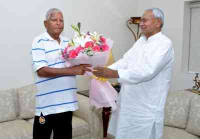 Nitish reaches Delhi to meet opposition leaders, starts with Lalu Prasad