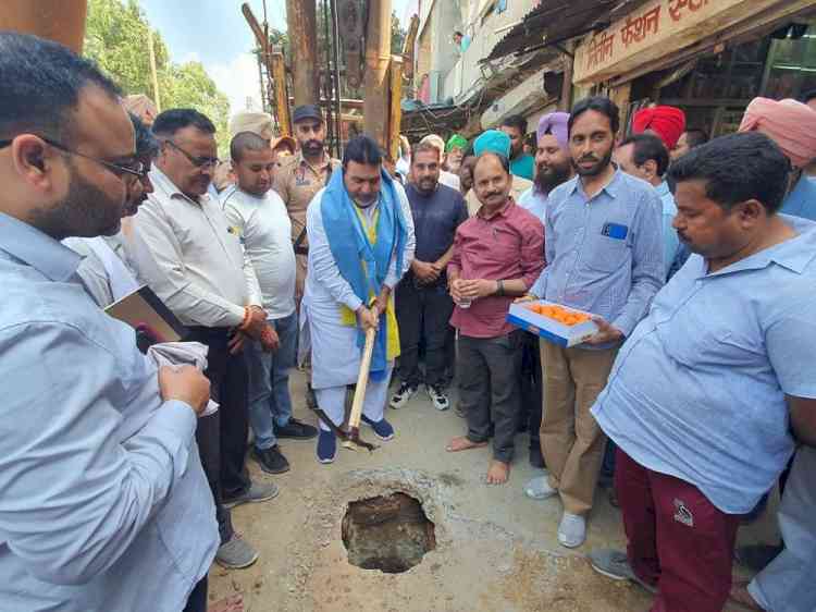 MLA Prashar kick starts work to install tubewell in Vijay Nagar