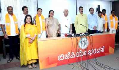 Veteran Congress leader Kagodu Thimmappa's daughter joins BJP in K'taka