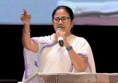 Would rather beg to common people than Centre for funds: Mamata