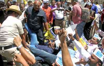 Delhi Police detains 1,350 AAP workers, leaders: Officials