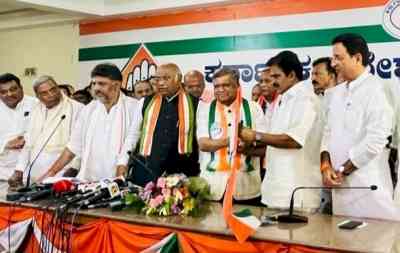 K'taka: BJP's Jagadish Shettar joins Cong; Kharge dubs it sign of winning 150 seats